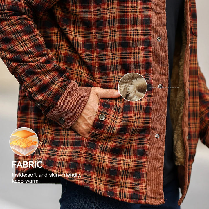 Herrjacka i klassiskt rutigt mönster, sherpafodrad flanell för optimal värme som vinterjacka.