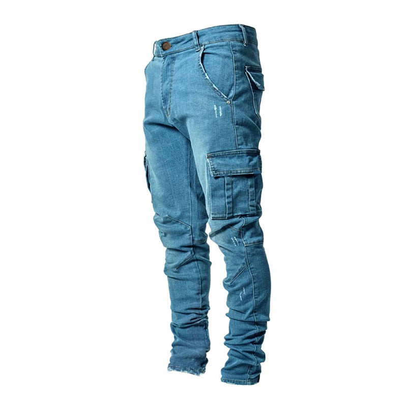 Herr i stilrena slim-fit cargo byxor, bekväma för urban fritid. Moderna cargo byxor för män.