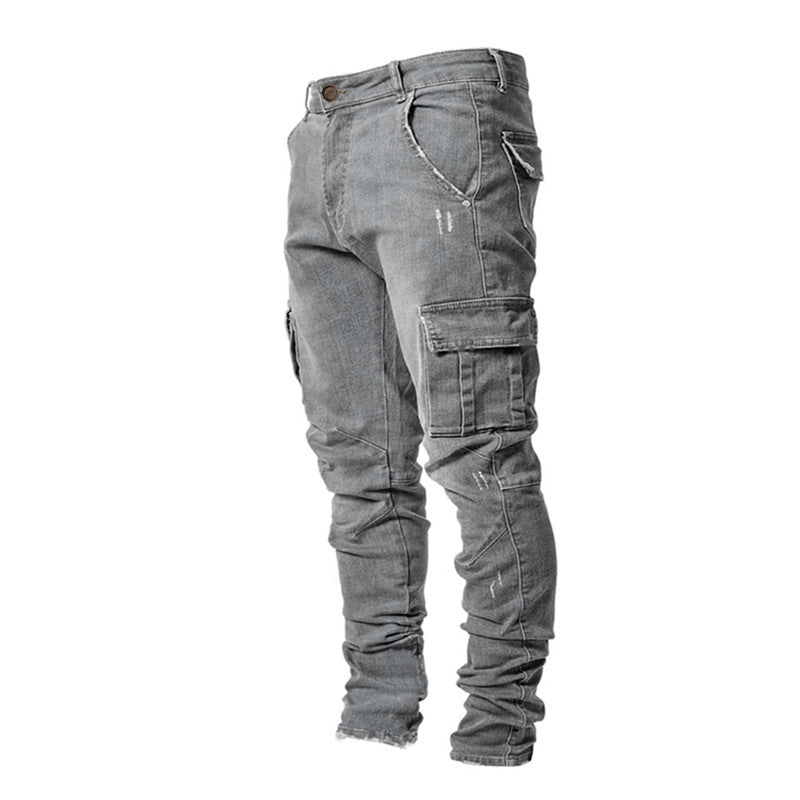 Man går i bekväma slim-fit cargo byxor, idealiska för aktiv vardag. Praktiska herrbyxor.