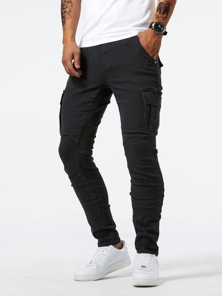 Man bär stilrena slim-fit cargo byxor, visar modern passform och design. Bekväma herrbyxor.