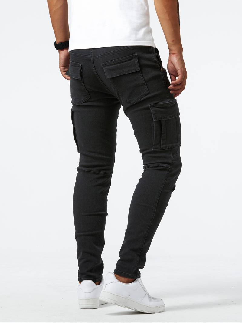 Närbild av praktisk ficka på moderna slim-fit cargo byxor för herrar. Funktionella och stilrena.