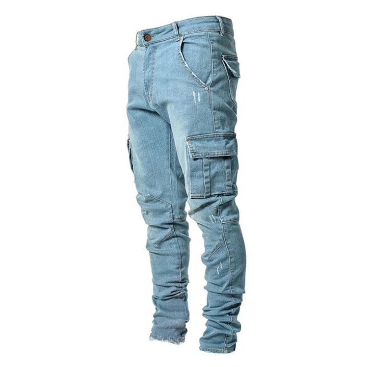 Baksida av moderna slim-fit cargo byxor för herrar, visar passform och design. Bekväma & snygga.