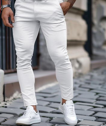 Snygga herrjeans, slim fit design med stretchtyg för flexibilitet och komfort. Stilrena byxor för män.