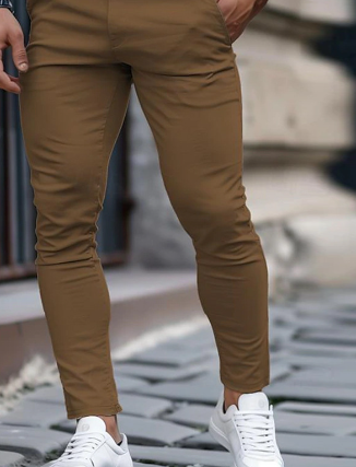 Man bär slim fit herrjeans med stretch, visar modern passform och rörelsefrihet. Bekväma denimbyxor.