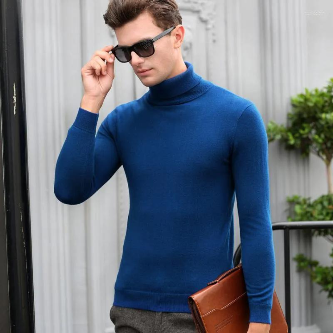 Man jobbar i en slim fit polotröja, bekväm och elegant för vardag och kontor.