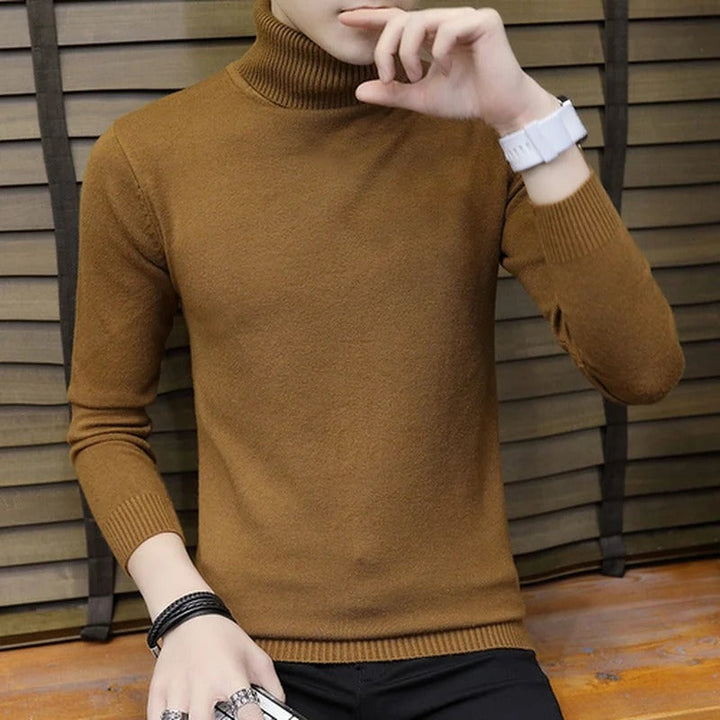 Närbild av armbågen på en slim fit polotröja, visar kvalitet och stickat mode.