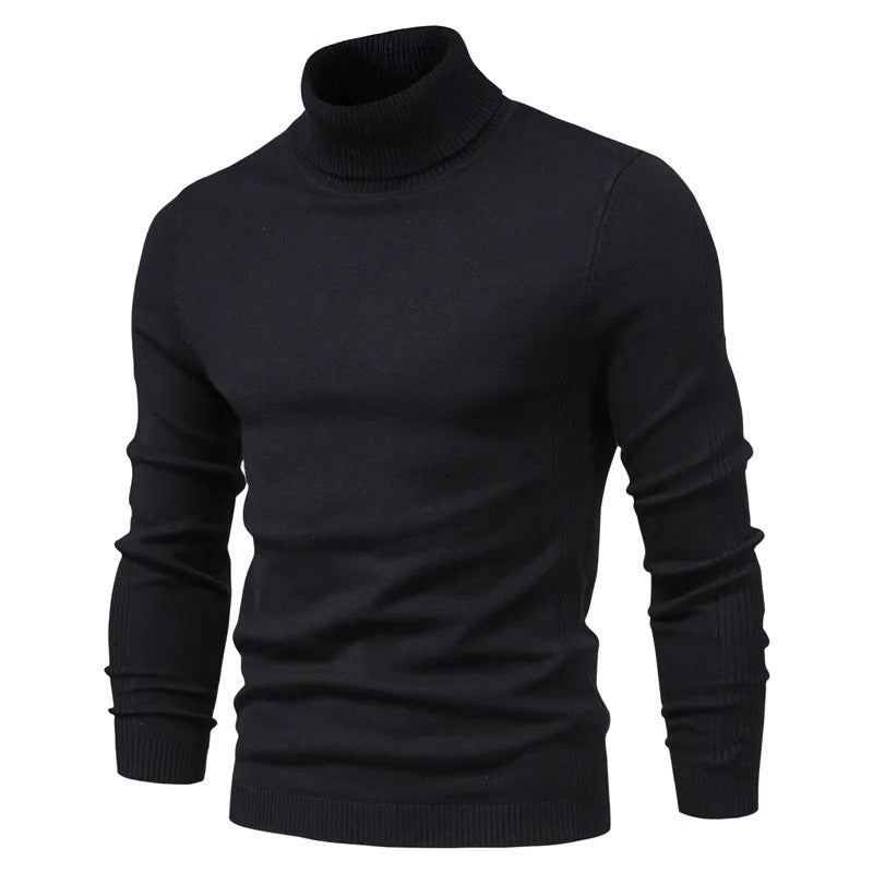 Man bär en svart slim fit polotröja, visar elegant passform för vardagslook.