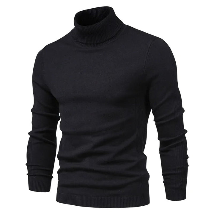 Man bär en svart slim fit polotröja, visar elegant passform för vardagslook.