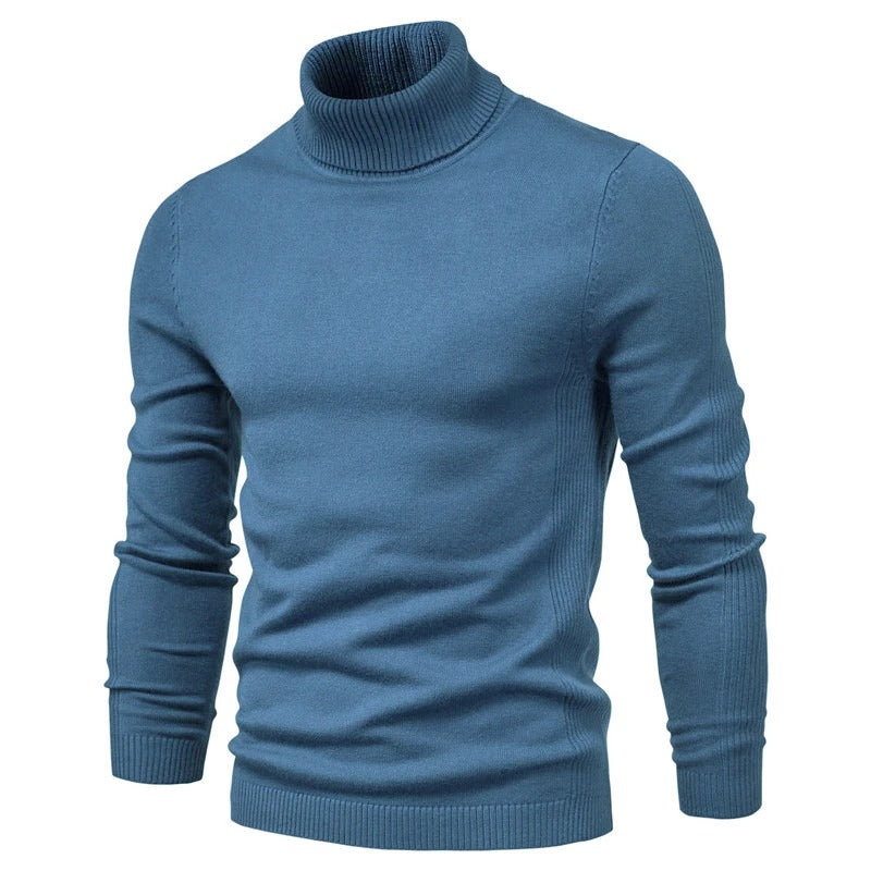 Man poserar i en vit slim fit polotröja, framhäver dess eleganta och moderna stil.