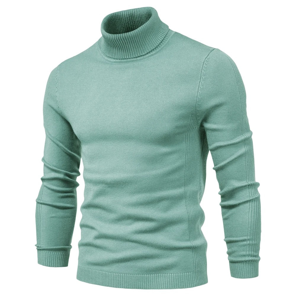Sida av en man i slim fit polotröja, visar smickrande passform och komfort.