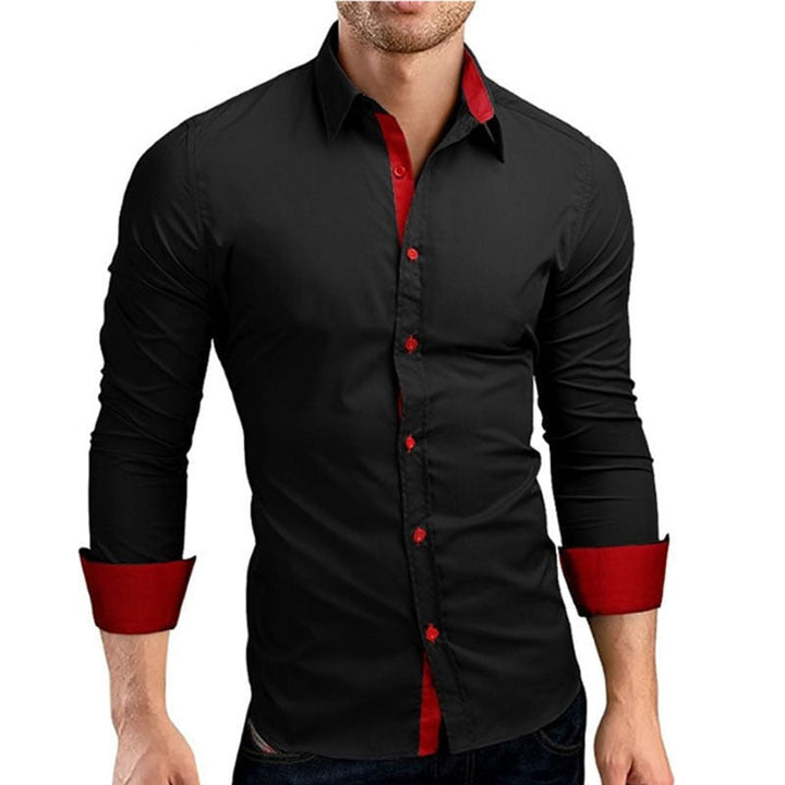 Närbild på textur av blå slim fit herrskjorta i polyester med lång ärm, mode för män.