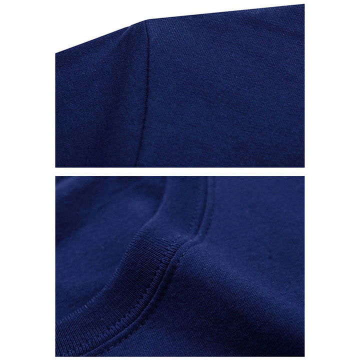 Modern herr t-shirt, v-ringad och slim fit, kortärmad design för en uppdaterad och stilren outfit.