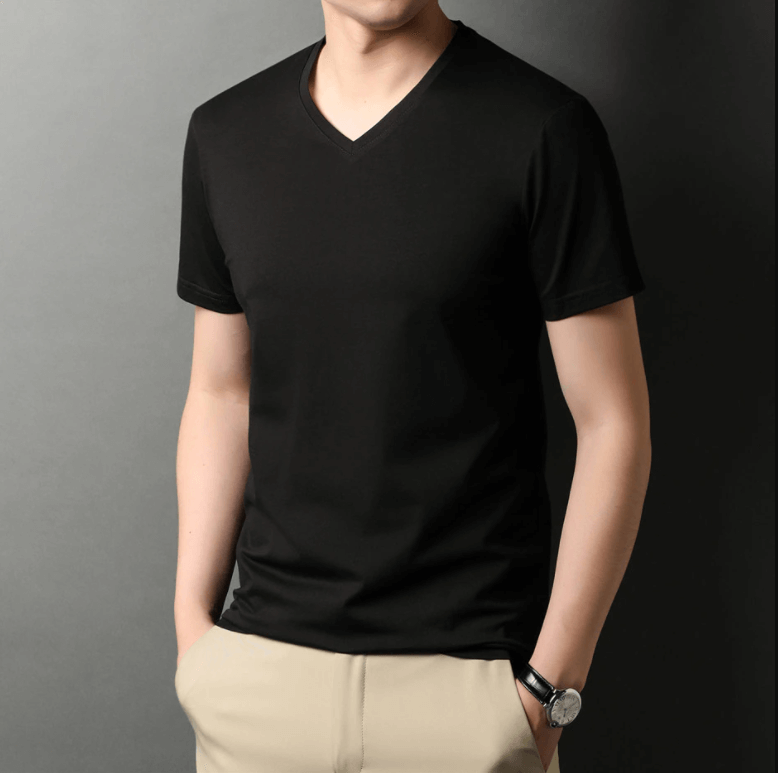 Stilren herr slim fit t-shirt med v-ringning, perfekt för en modern och bekväm vardagsstil.