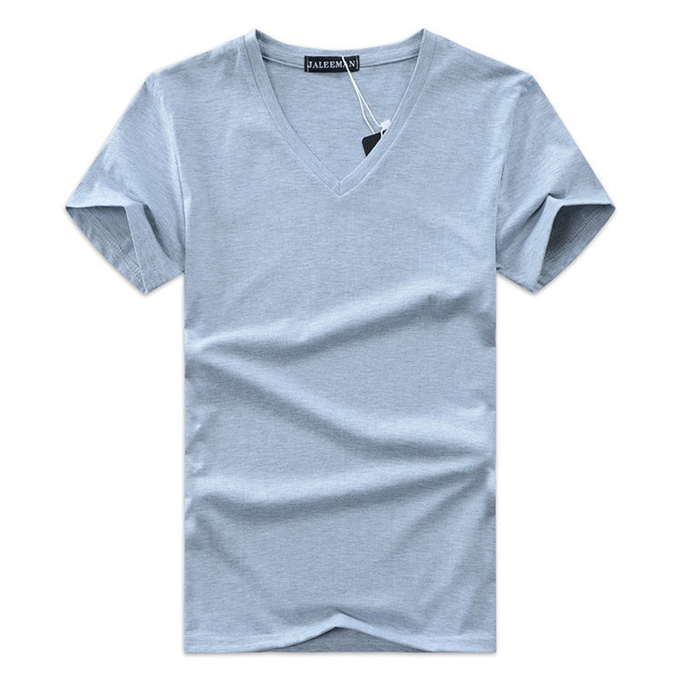 En stilren och bekväm slim fit v-ringad herr t-shirt, kortärmad klassiker för en modern look.