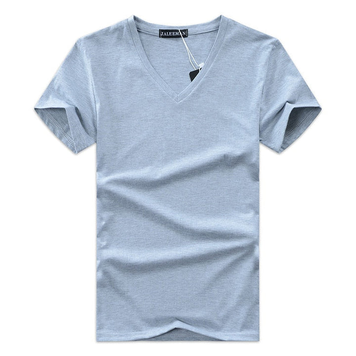 En stilren och bekväm slim fit v-ringad herr t-shirt, kortärmad klassiker för en modern look.