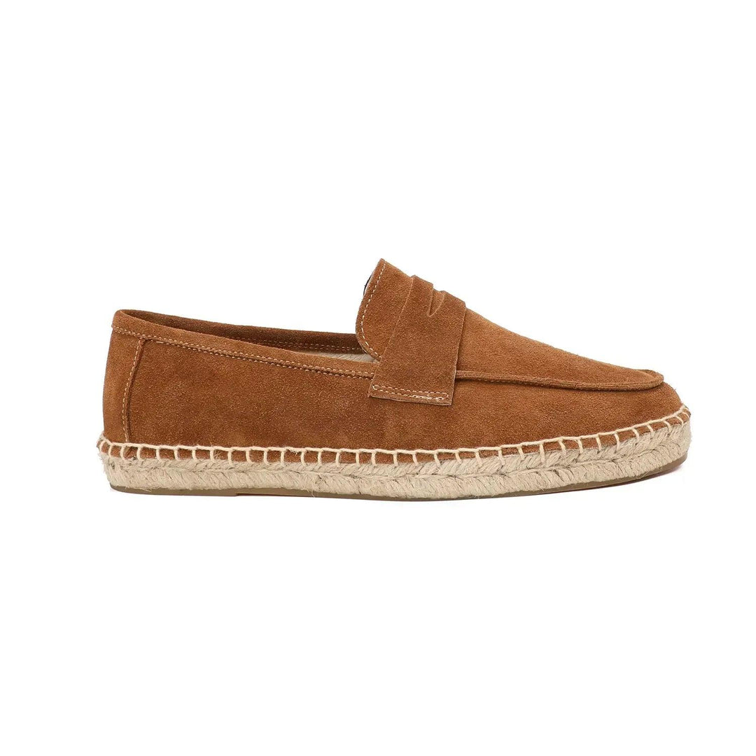 Man bär stilrena herr slip-on espadrille loafers. Perfekta lediga vår- och sommarskor för en bekväm vardag.