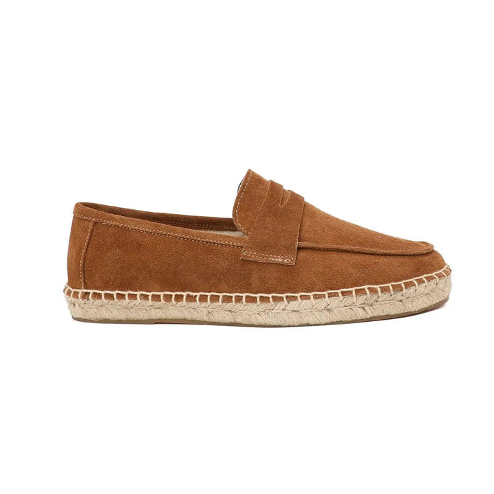 Man bär stilrena herr slip-on espadrille loafers. Perfekta lediga vår- och sommarskor för en bekväm vardag.