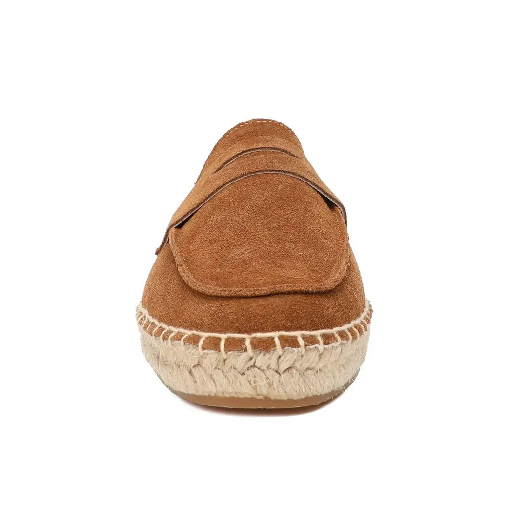 Detalj av den bekväma jutesulan på herr slip-on loafers i espadrille stil. Idealisk sommar- och vardagssko.