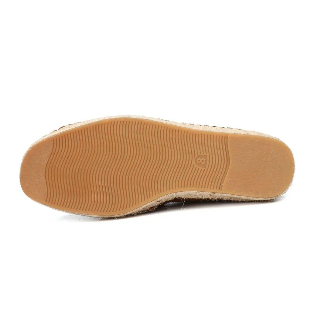 Baksida av bekväma herr espadrille loafers med slip-on design. Mångsidiga vår- och sommarskor för casual look.