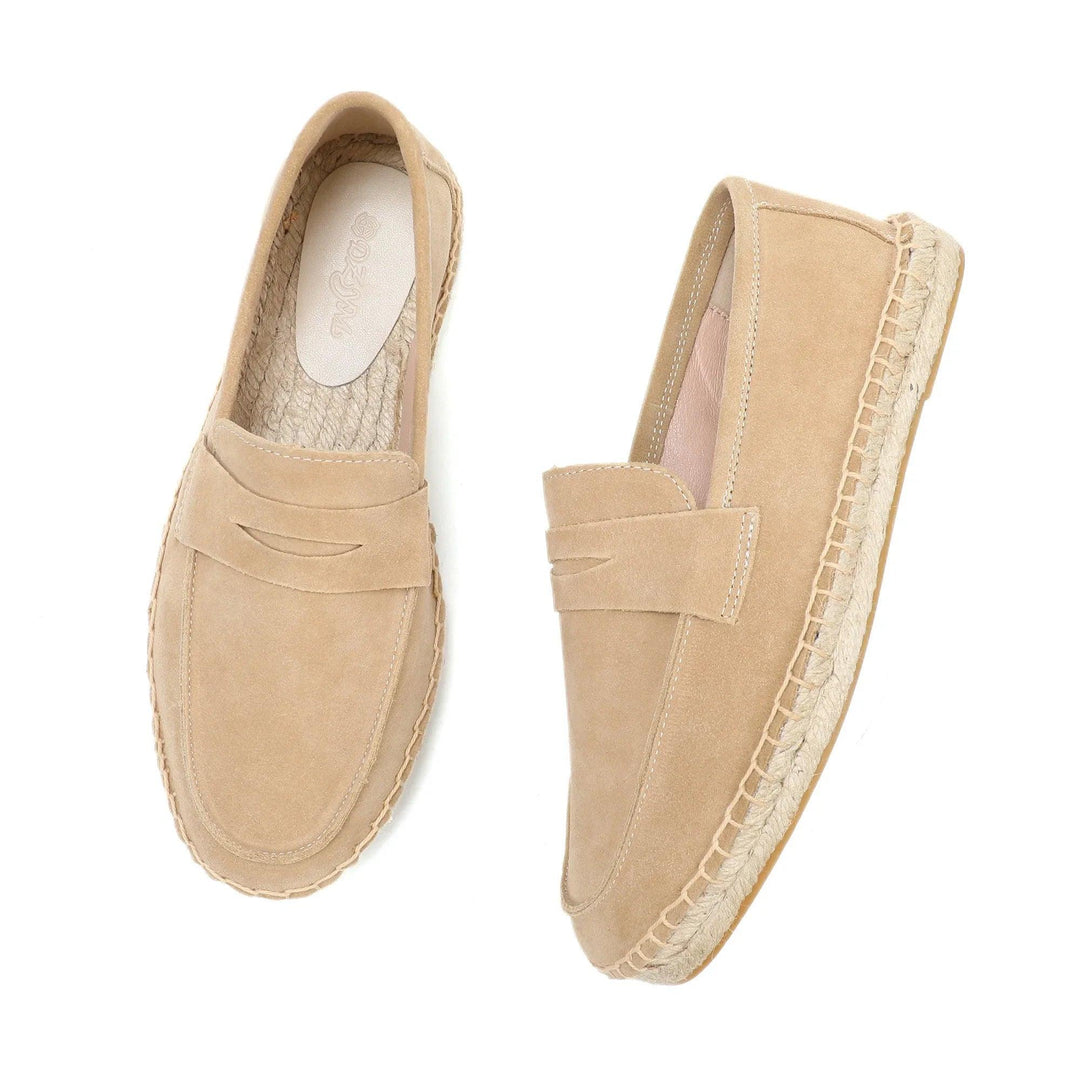 Ett par nya herr slip-on loafers i espadrille stil. Bekväma, casual vår- och sommarskor för alla tillfällen.
