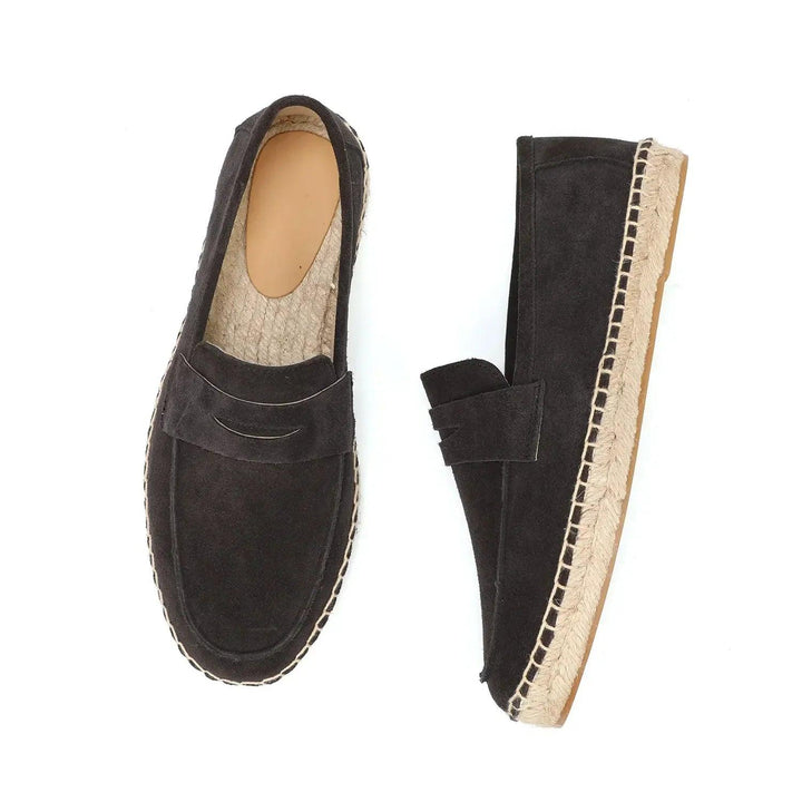 Trendiga herr slip-on loafers i espadrille-stil. Lätta och bekväma casual skor, perfekta för vår och sommar.