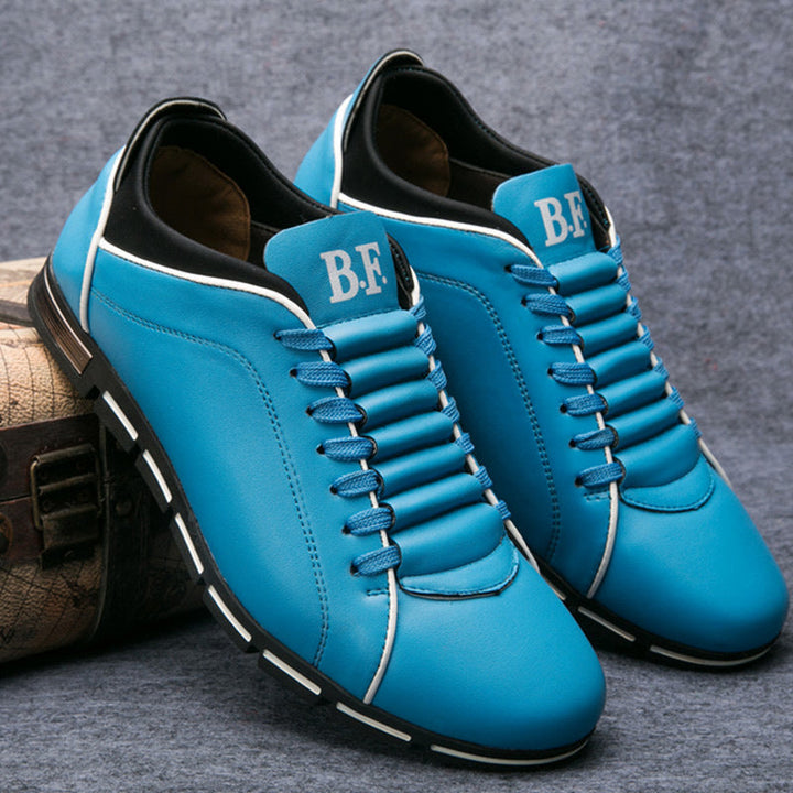 Detaljbild av herr sneakers i premium läderlook. En klassisk skomodell för stilmedvetna män.