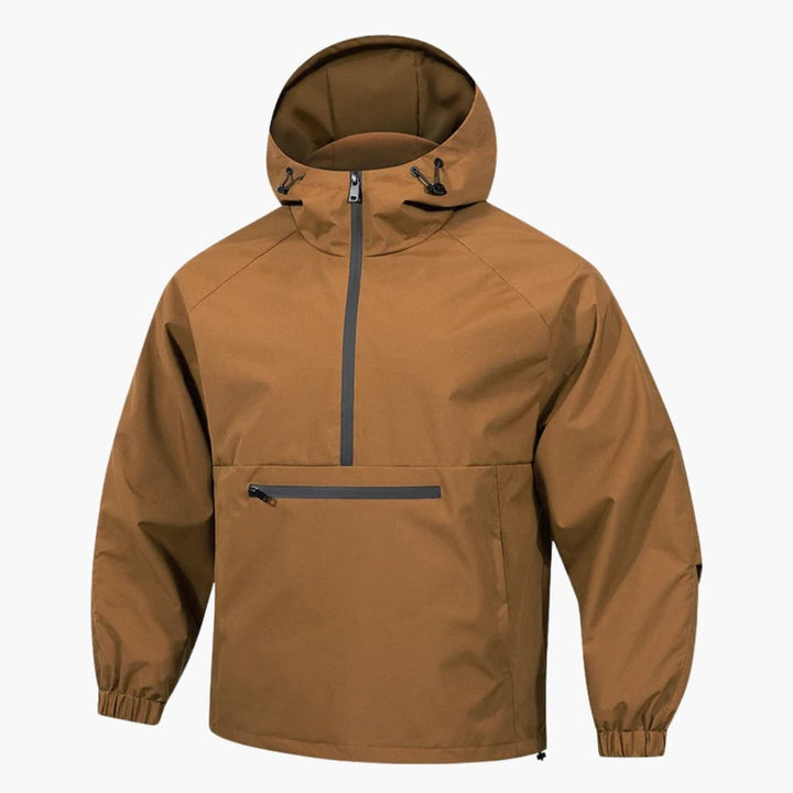 Sportig herrjacka i softshell med huva. Vind- och vattentålig för aktiva män utomhus.