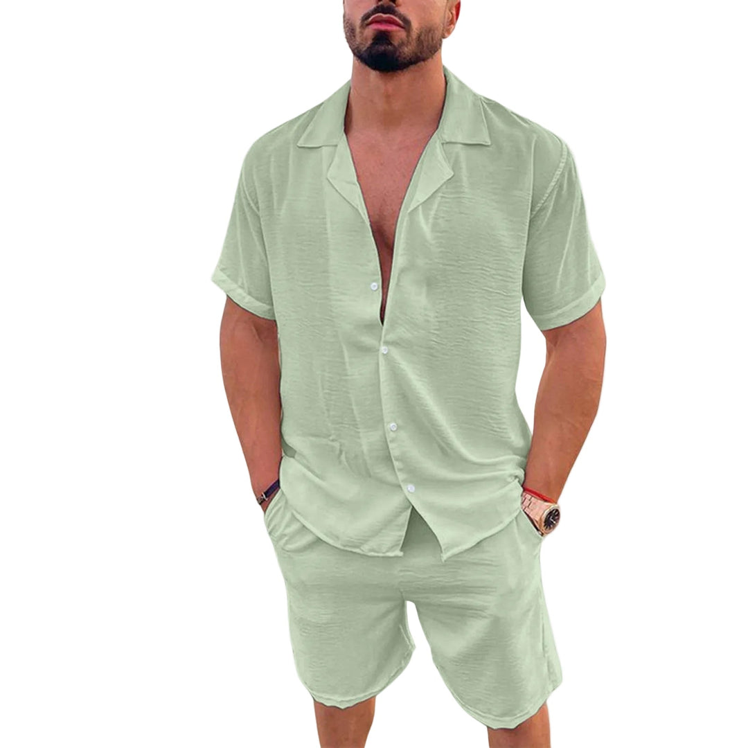 Herr Sommar Resort Set med kortärmad skjorta & shorts. Perfekt för soliga dagar, strand och semester.