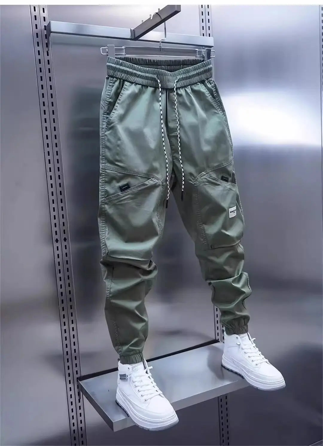 Moderna herrsportbyxor, utmärkta som joggingbyxor eller fritidsbyxor. Dynamisk stil för herrkläder.