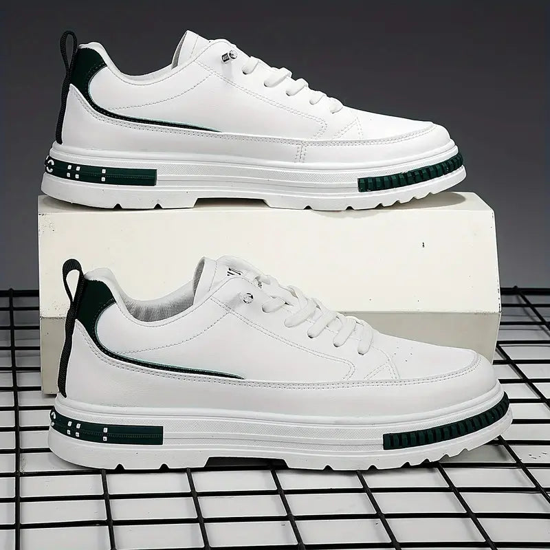 Detaljbild av herr sneakers, utomhusskor designade för komfort. Slitstarka sportskor perfekta för aktiv livsstil.