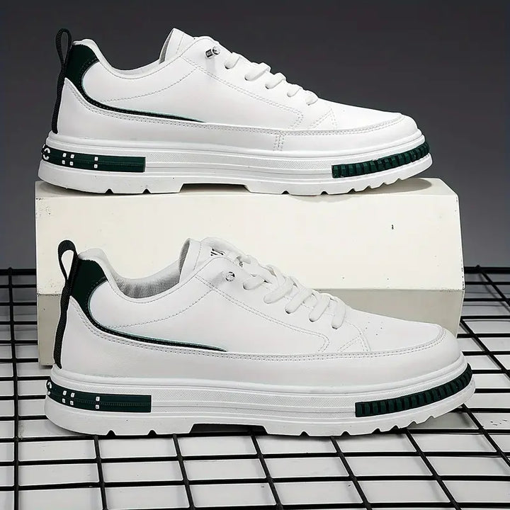 Detaljbild av herr sneakers, utomhusskor designade för komfort. Slitstarka sportskor perfekta för aktiv livsstil.
