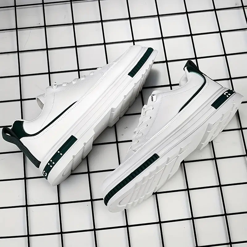 Bekväma herr sneakers i lätt material. Mångsidiga sportskor, idealiska som vardagsskor för fritid och aktivitet.