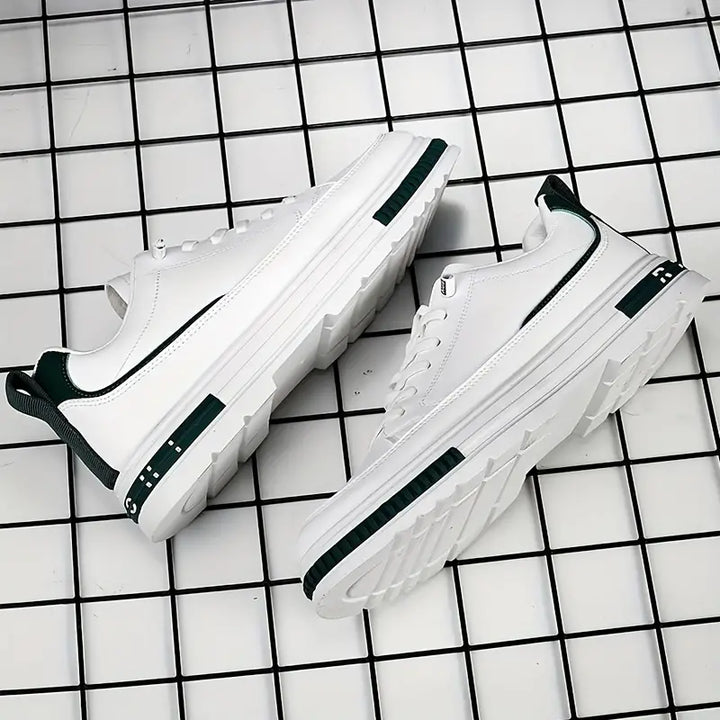 Bekväma herr sneakers i lätt material. Mångsidiga sportskor, idealiska som vardagsskor för fritid och aktivitet.