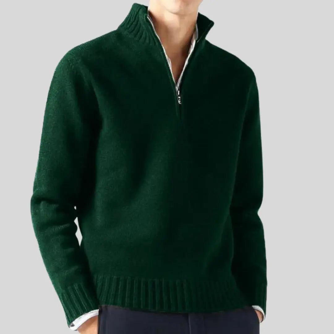 Stickad herrtröja med halv-zip och bröstficka. Ger en stilren och bekväm premiumkänsla.