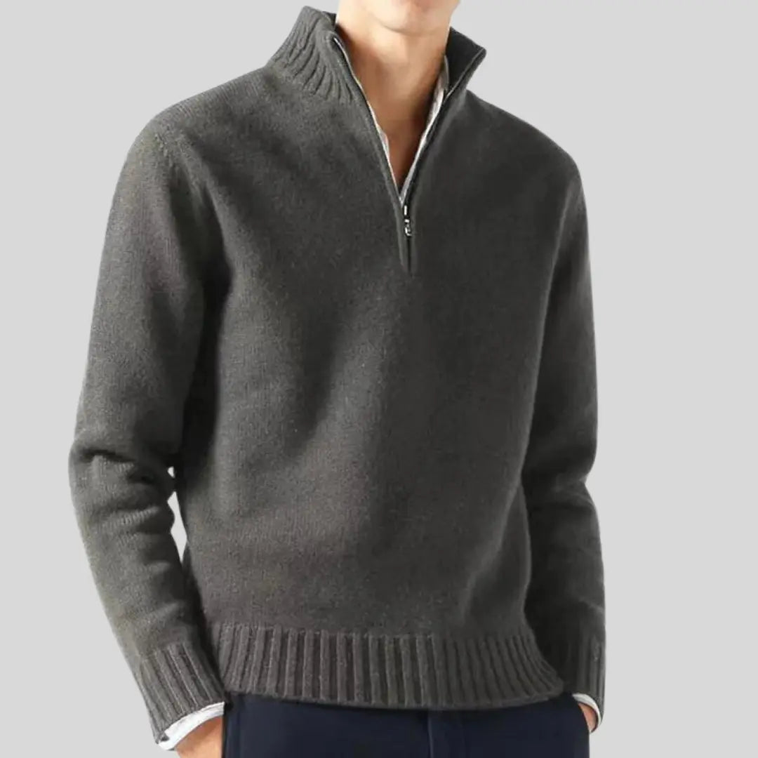 Herrtröja med smart bröstficka och halv-zip design. Bekväm och stilren för alla tillfällen.