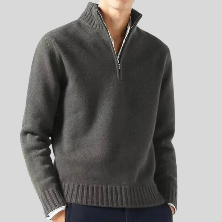 Herrtröja med smart bröstficka och halv-zip design. Bekväm och stilren för alla tillfällen.