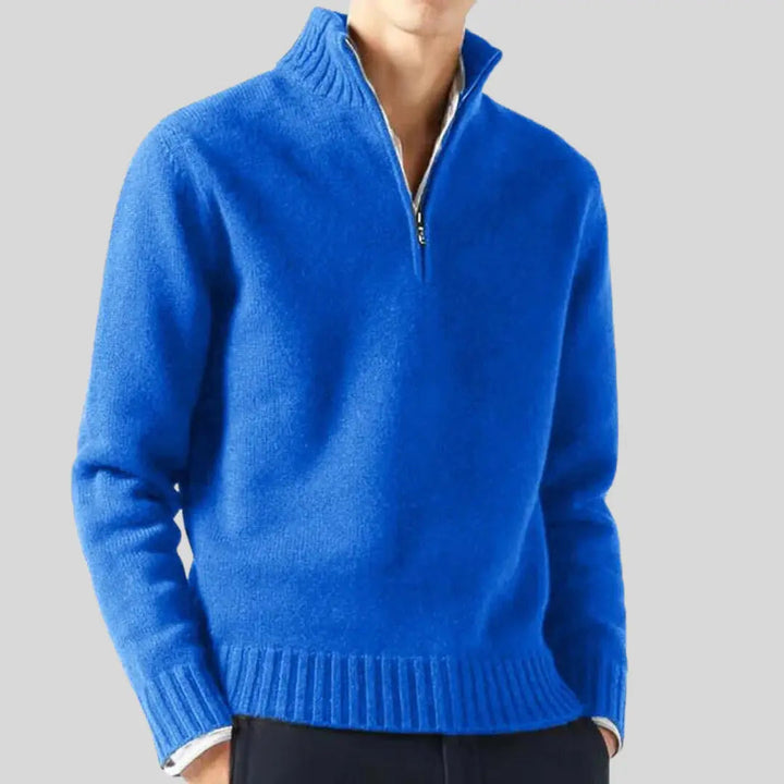Mångsidig herrtröja med halv-zip, bröstficka och stickad komfort. Passar casual & elegant look.