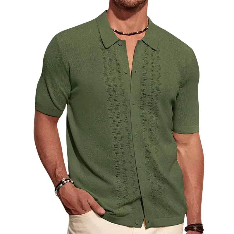 Herr stickad sommarskjorta med stilrent geometriskt mönster, perfekt för smartcasual sommarstil.
