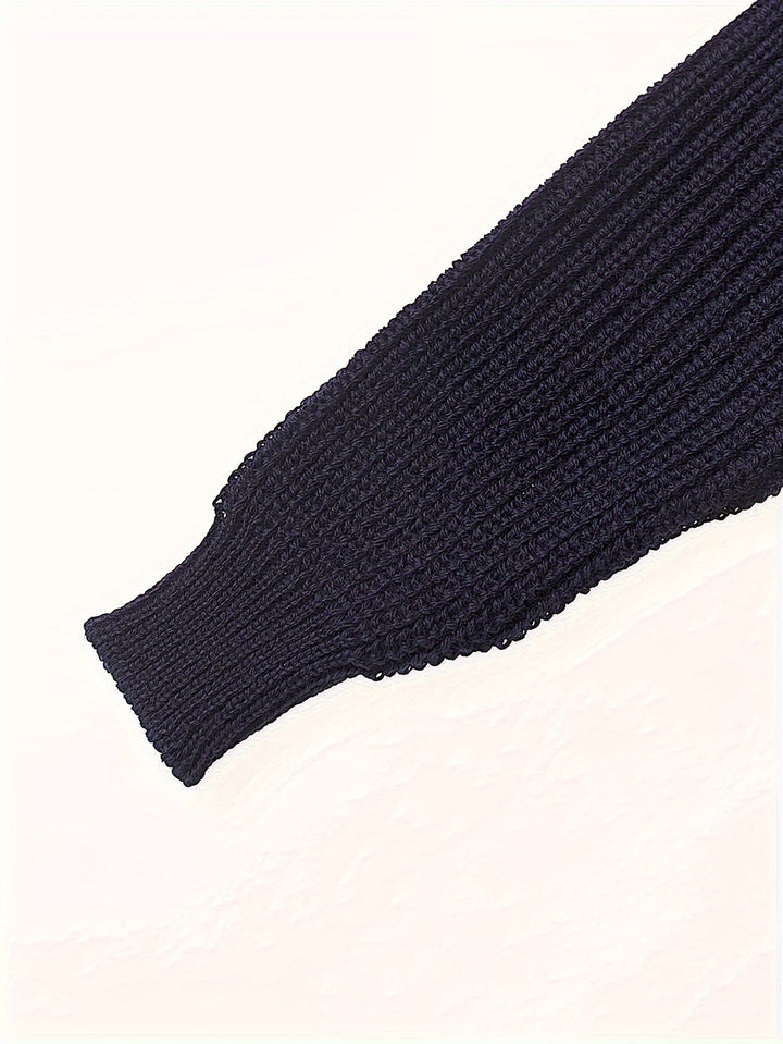 Elegant stickad herrtröja med rund hals i tidlös design. Ett mångsidigt basplagg för både avslappnad och dressad stil.