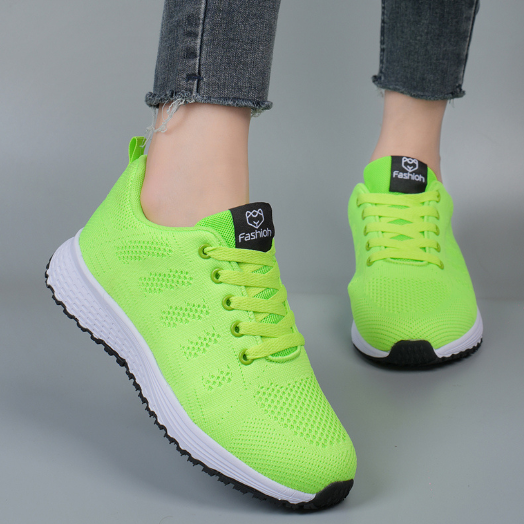 Herr sneakers i kamouflage, visade på fot. Lätta och flexibla för daglig användning.