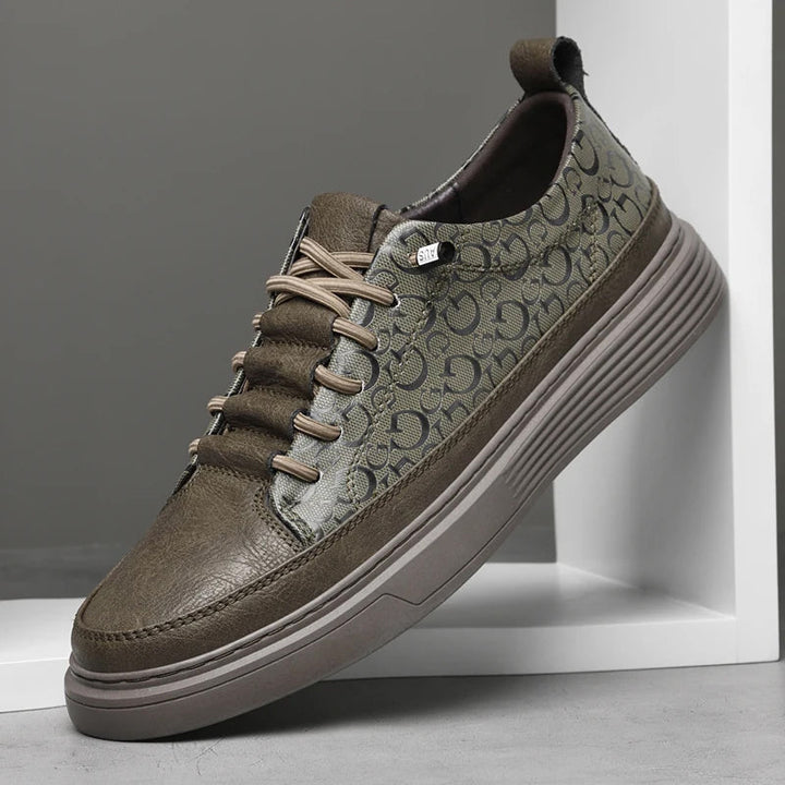 Stilrena slip-on sneakers för män, enkla att ta på, modern design för avslappnad look.