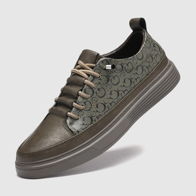 Lätta slip-on herrsneakers med flexibel passform, perfekta bekväma vardagsskor.