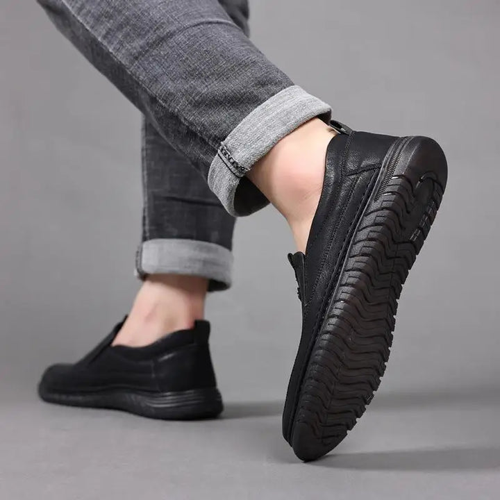 Svarta handgjorda casual loafers för män i PU-läder, med en bekväm sula, ideella för vardagsbruk.