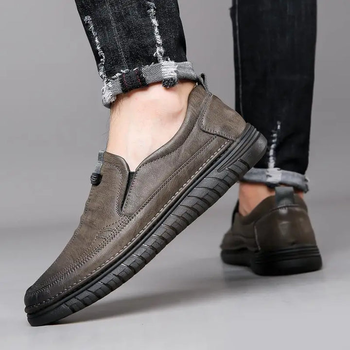 Eleganta herr svarta PU-läder loafers, framifrån, lämpliga för business casual eller kvällsutflykter.