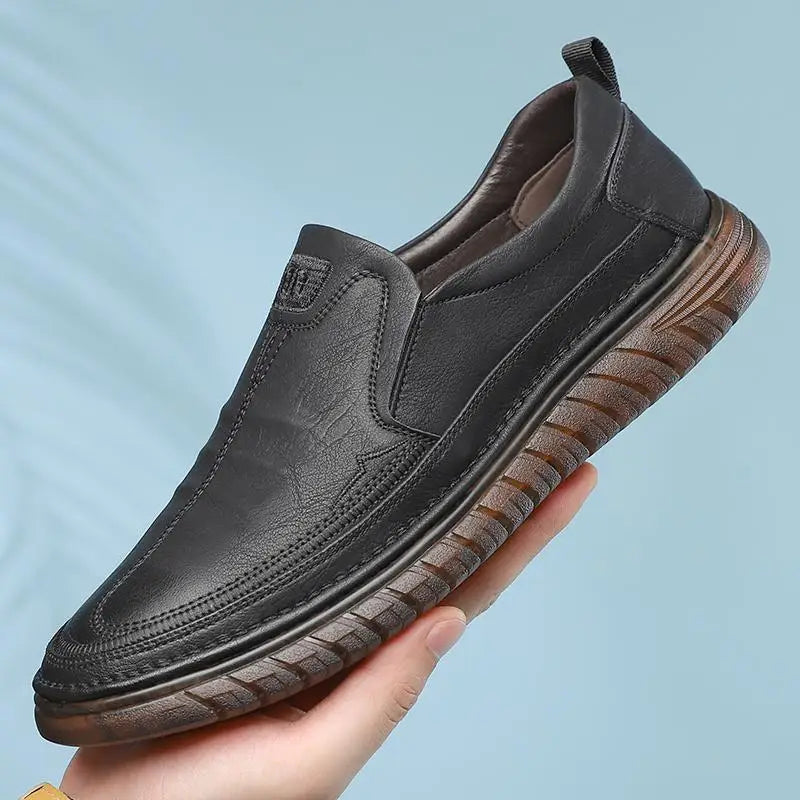 Mäns bruna slip-on loafers i PU-läder, detaljvy av den mjuka innersulan, komfort och stil kombinerat.