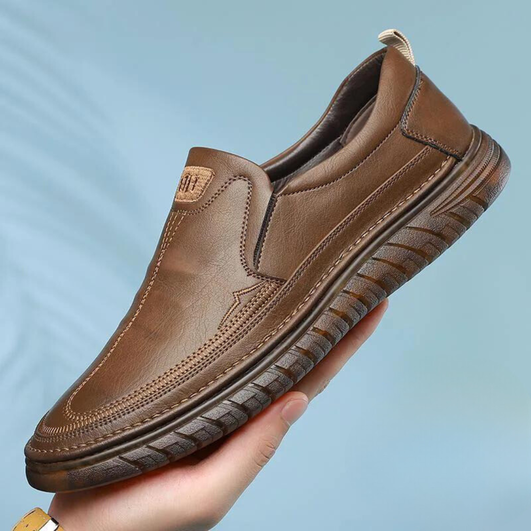Enkel bild av grå casual herrloafers i PU-läder, robust men elegant, perfekt för dagligt bruk.