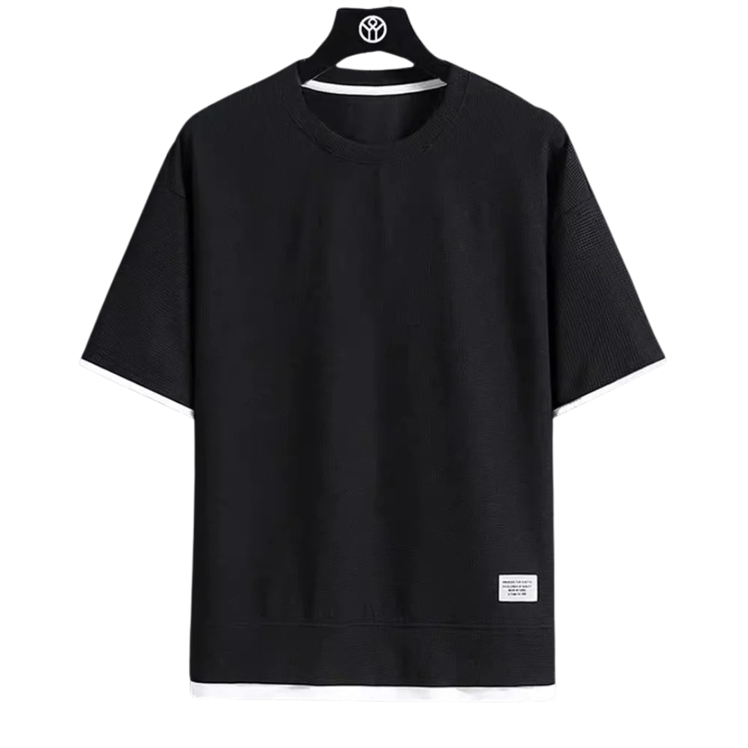 Stilren enfärgad herr T-shirt med rundhals och våffeldesign, ett tidlöst basplagg.