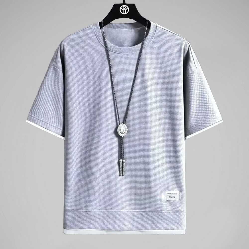 Texturerad herr våffel T-shirt, kombinerar komfort och modern stil för män.