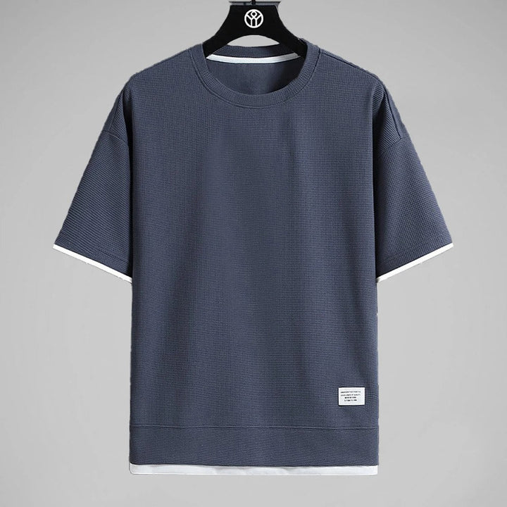 Kortärmad, bekväm herr T-shirt i våffelstruktur, perfekt för en stilren och avslappnad vardag.