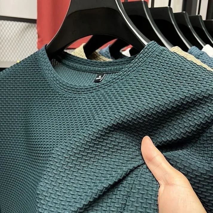 Bekväm kortärmad T-shirt för herr. Idealiskt basplagg för sommar, sport och avkoppling.